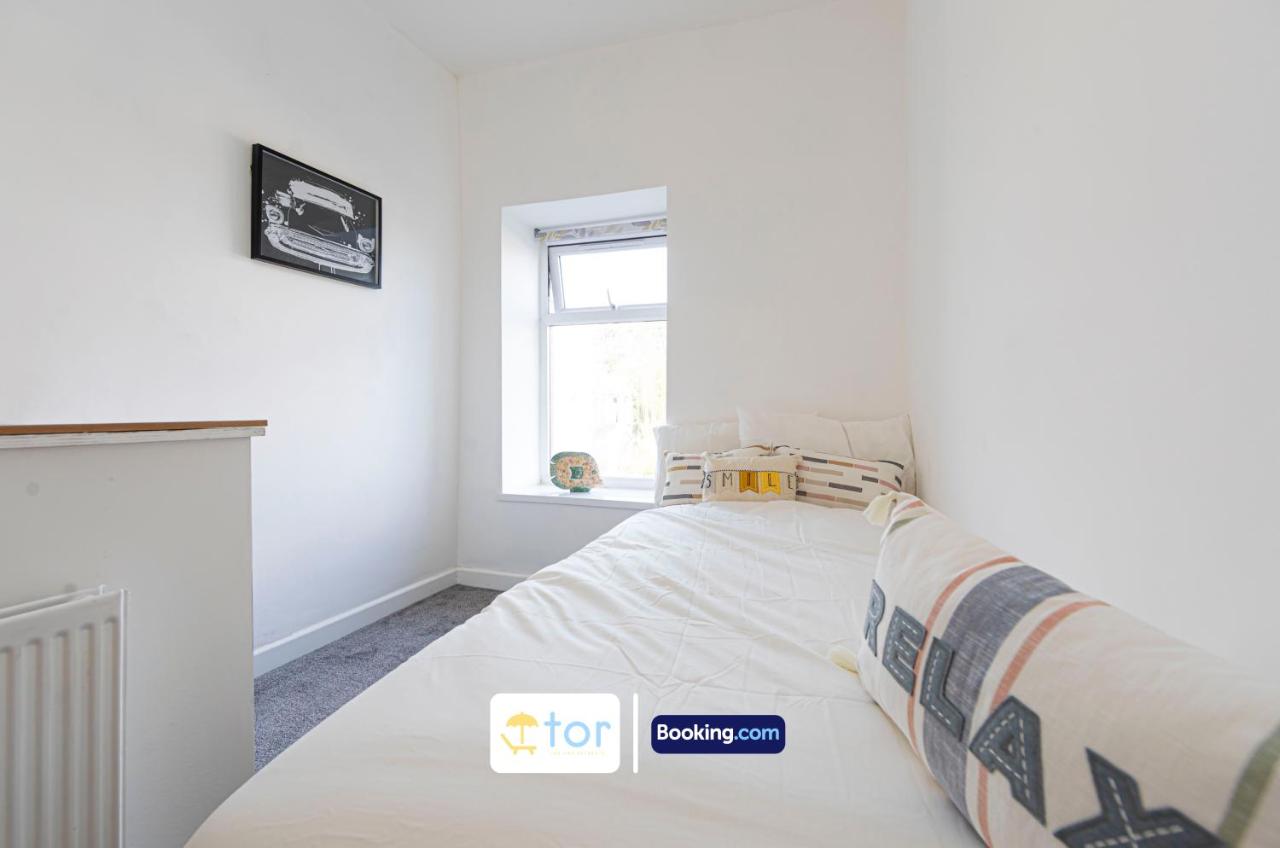 Explore Welsh Wonders, 3 Bedroom House By The One Retreats Short Lets & Serviced Accommodation Treharris - Bed and Breakfast Nelson