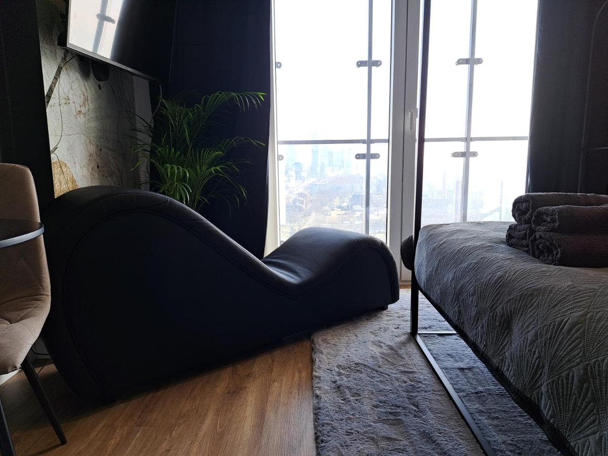 Chillout View & Pleasure Apartment - Wola Tower 15th floor - Chambres d'hôtes Varsovie