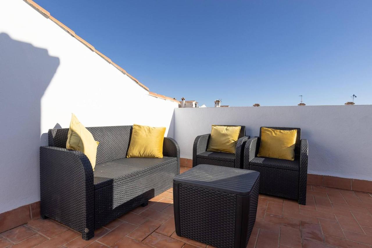 042 Classic 2 Bed Andalusian Townhouse 500m From Beach - Chambres d’hôtes