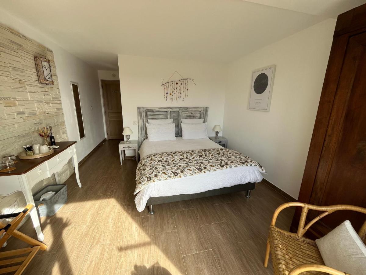 Chambre Lit Queen-Size - Vue sur Piscine