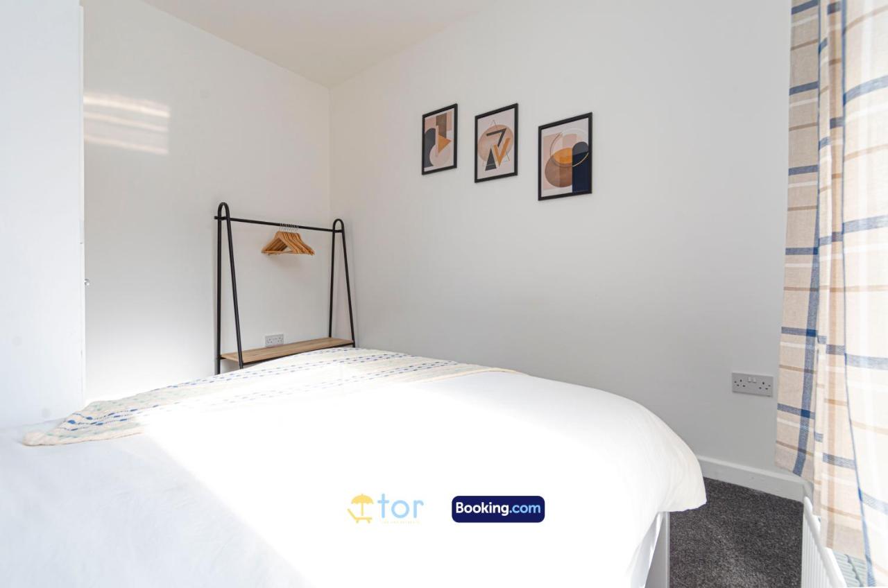 Explore Welsh Wonders, 3 Bedroom House By The One Retreats Short Lets & Serviced Accommodation Treharris - Bed and Breakfast Nelson