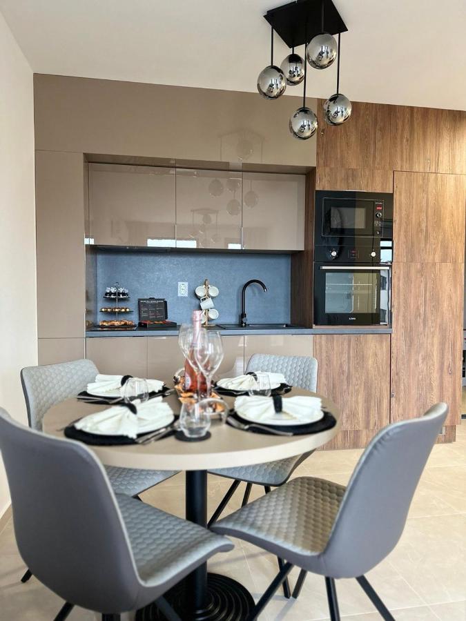 One-Bedroom Apartment with Sea View and Balcony