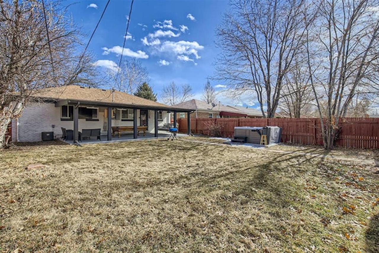 Basement Guest Suite With A Pool Table A Hot Tub And A TV - B&B Denver