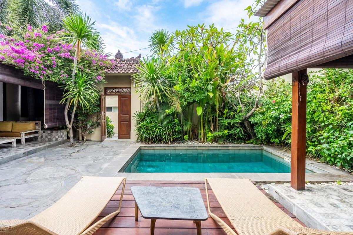 Just a 3 min stroll to the Seminyak beach - Ferienwohnung Padang