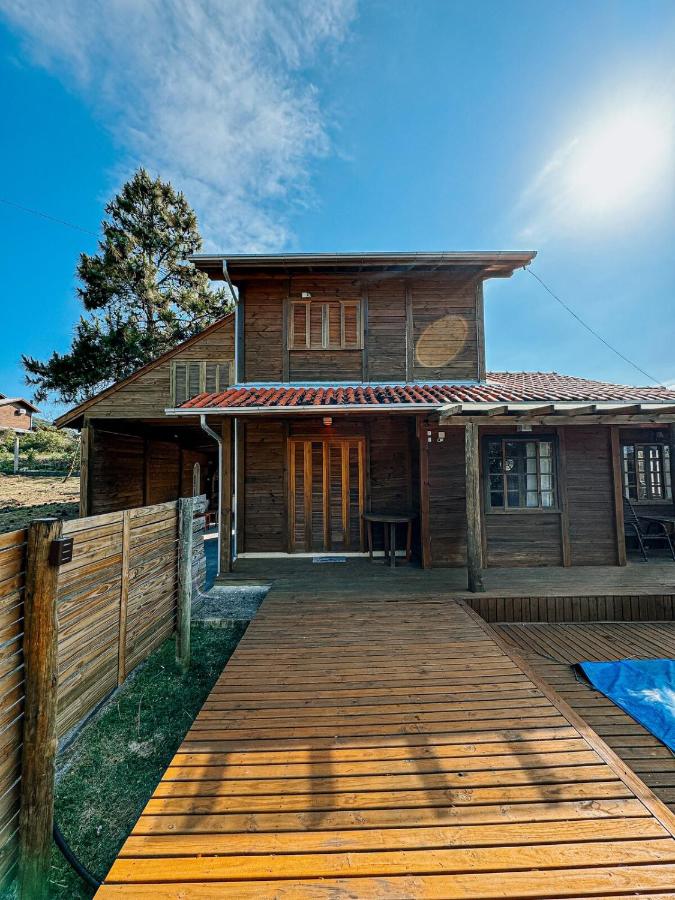 Refúgio Rústico Praia do Rosa com Piscina - B&B Praia do Rosa