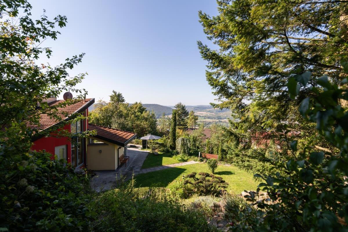 Ferienhaus hoch über dem Taubertal mit fantastischem Weitblick, Dachterrasse, 2000m2 großem Grundstück und Kamin - B&B