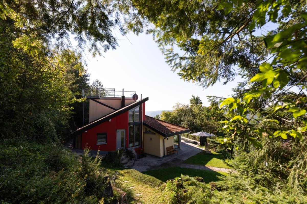 Ferienhaus hoch über dem Taubertal mit fantastischem Weitblick, Dachterrasse, 2000m2 großem Grundstück und Kamin - B&B
