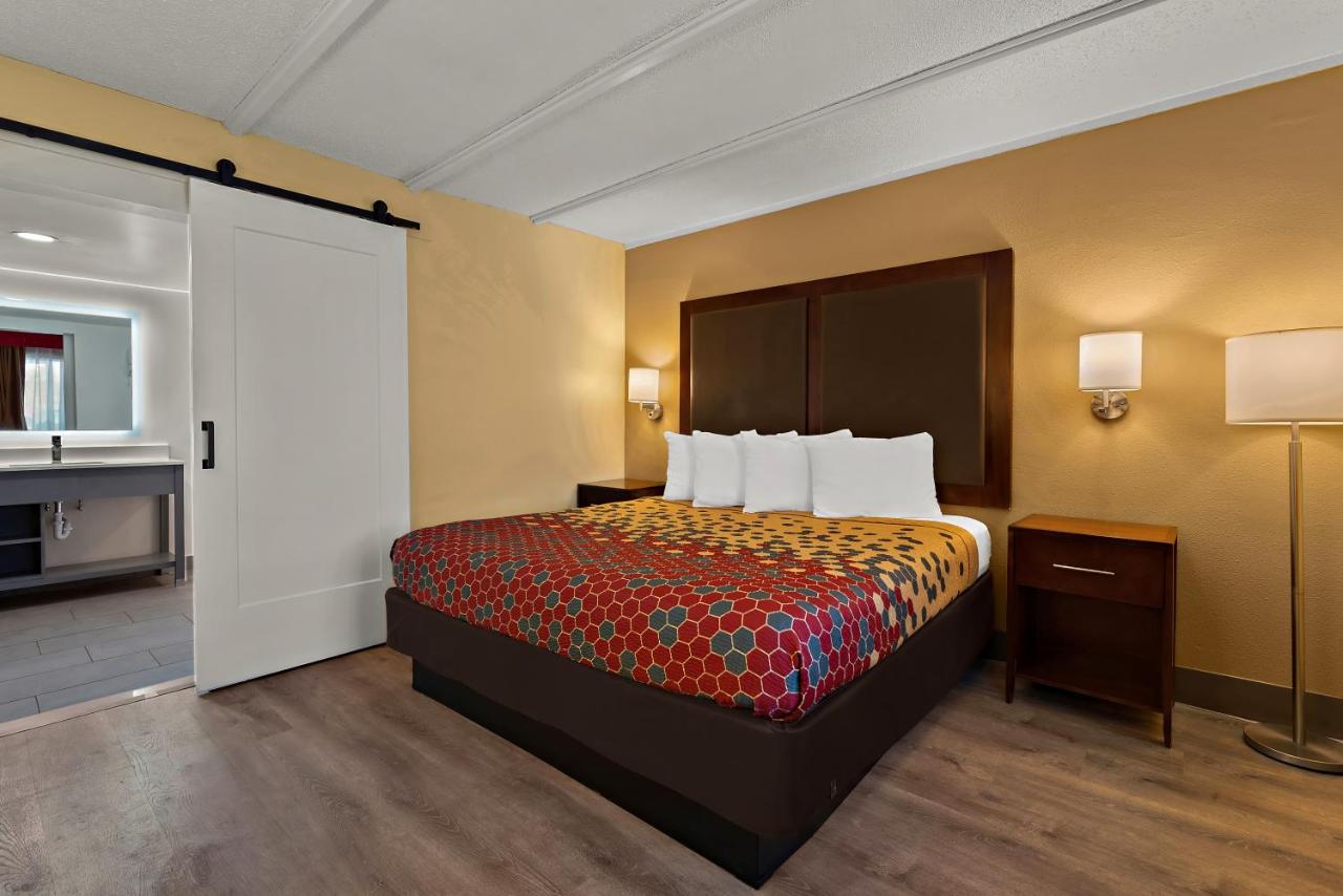 Chambre Lit King-Size avec Douche Accessible en Fauteuil Roulant - Adaptée aux Personnes à Mobilité Réduite/Non-Fumeurs/Rez-de-Chaussée