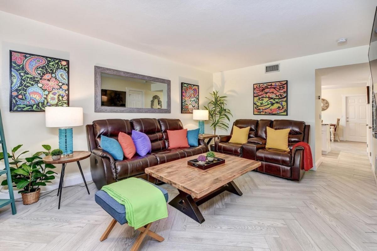 Flagler Avenue Home Fenced Yard and Garage, Walk to the Beach Dog Friendly - Chambres d'hôtes New Smyrna Beach