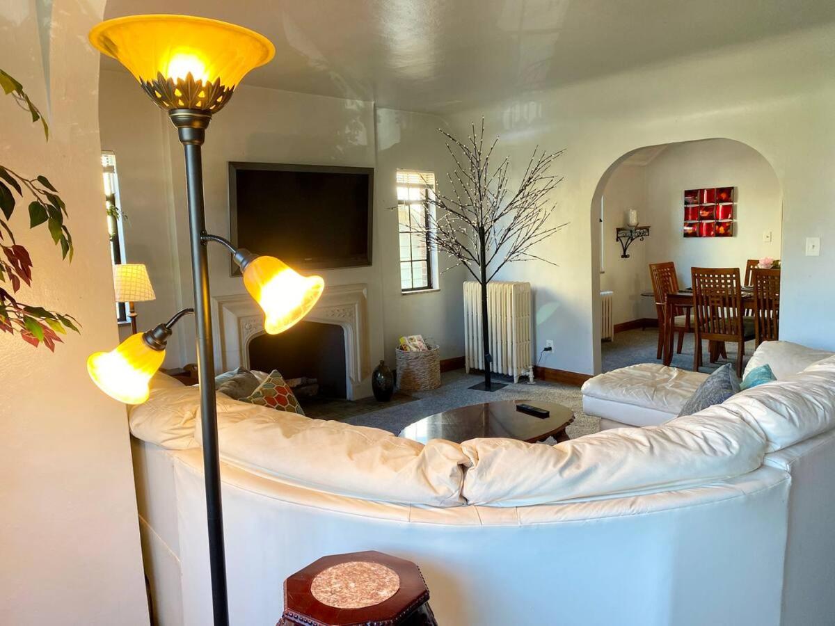 Contemporary and modern, furnished 2 BR apartments, filled with desirable amenities - Bed and Breakfast