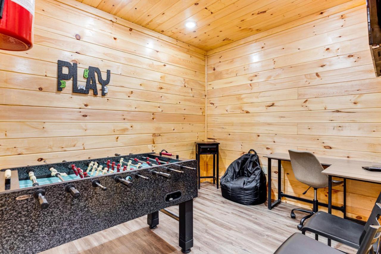 8 Mi to Dollywood Cabin with Hot Tub and Decks! - Chambres d’hôtes Sevierville
