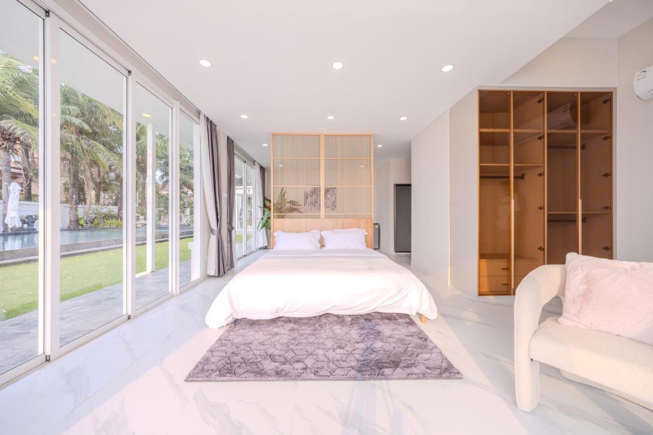 Habitación con cama extragrande y vistas al mar