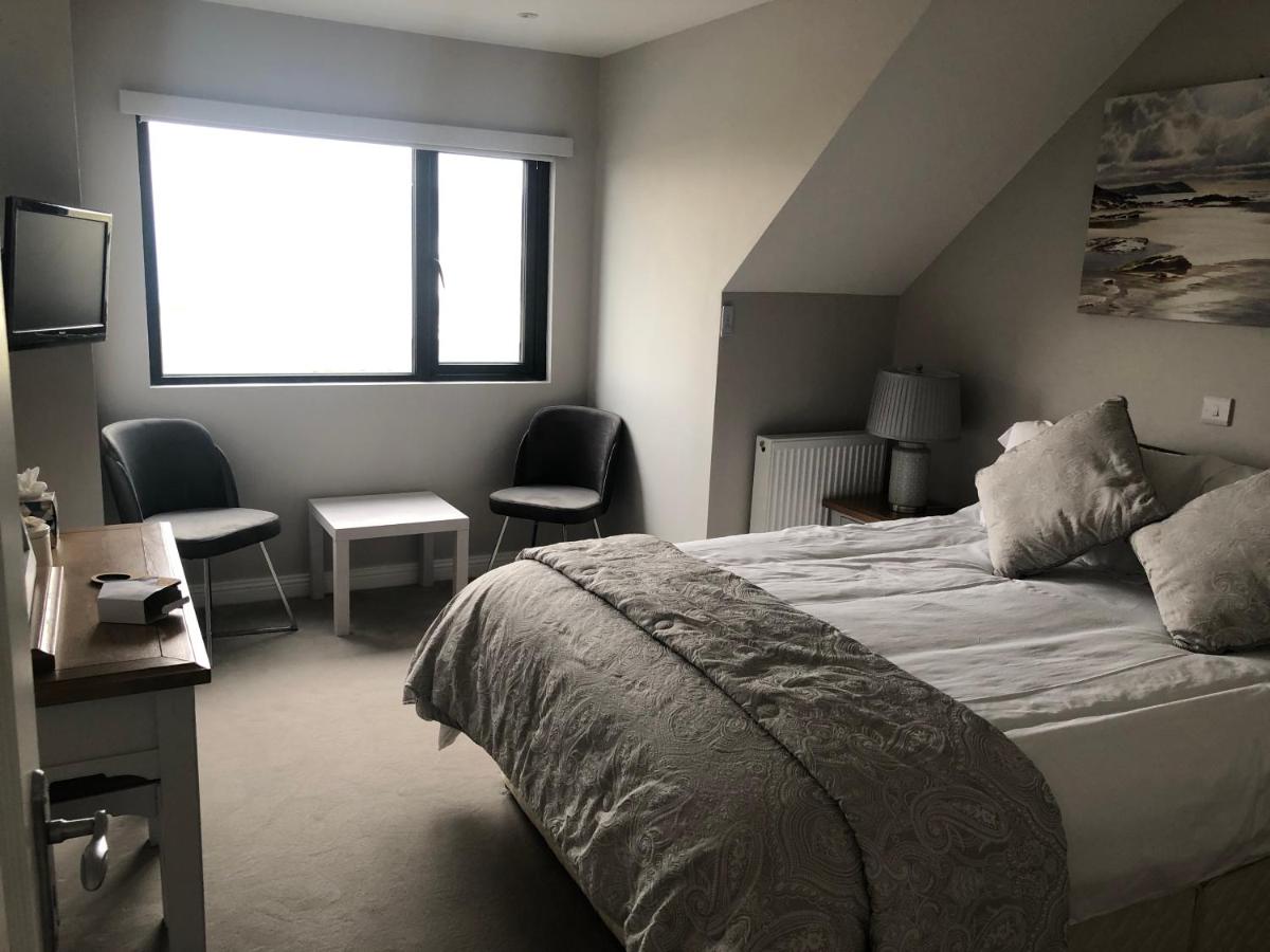 Deluxe Double Room with Side Sea View