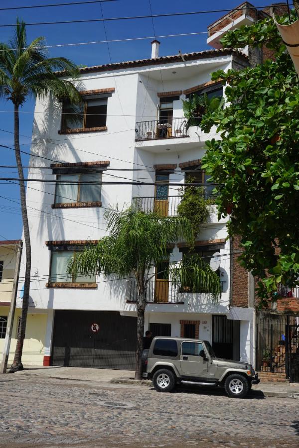 Beautiful Local Apartment with Ocean View & Rooftop Terrace - B&B