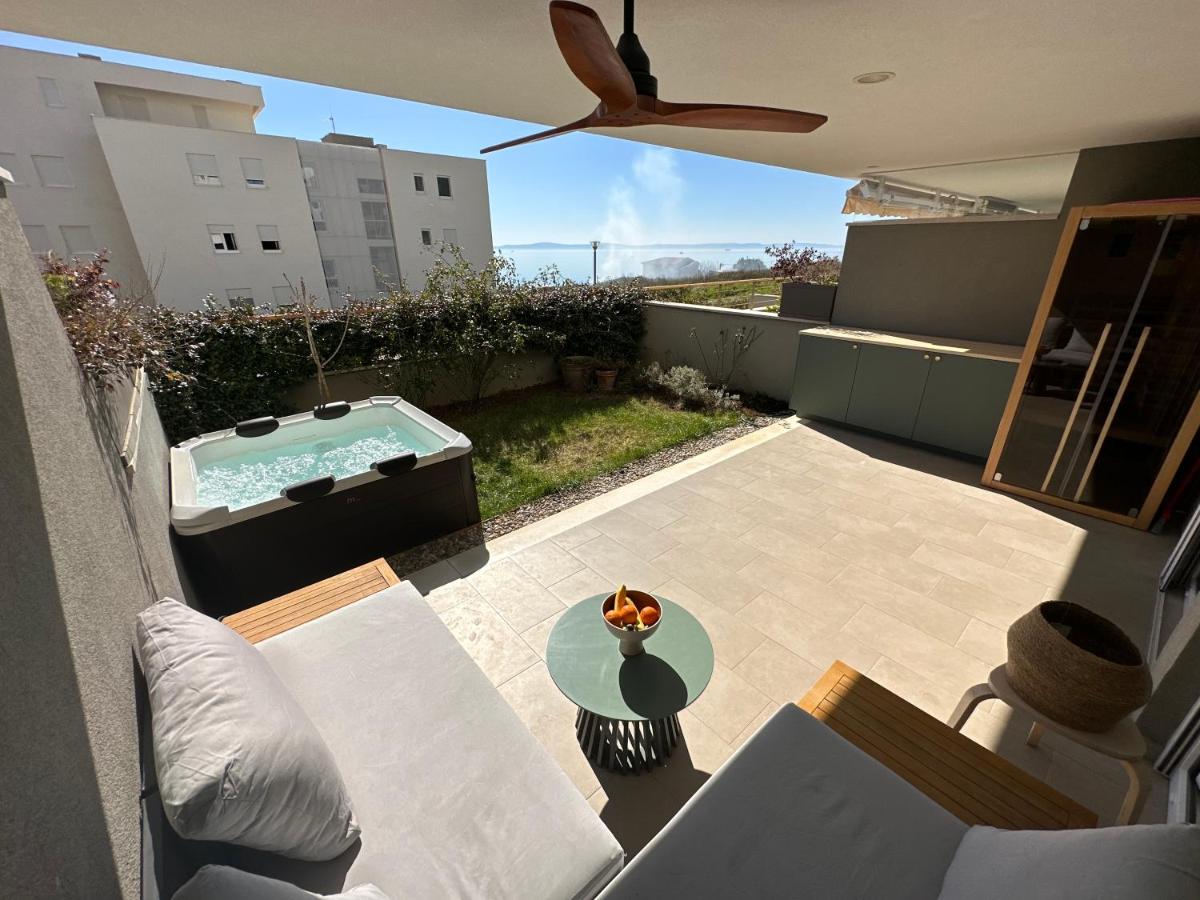 Žnjan beachfront luxury beautiful new apartment with garden jacuzzi and sauna - Bed and Breakfast Split