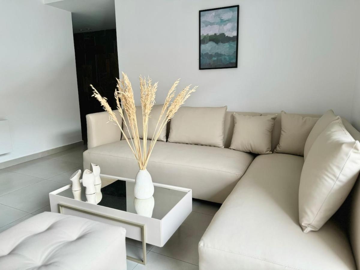 Elegant, pool, 2 bedroom, gym - B&B