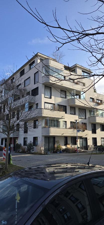 Stadtnahes Gästezimmer im Penthouse bei Esi - B&B