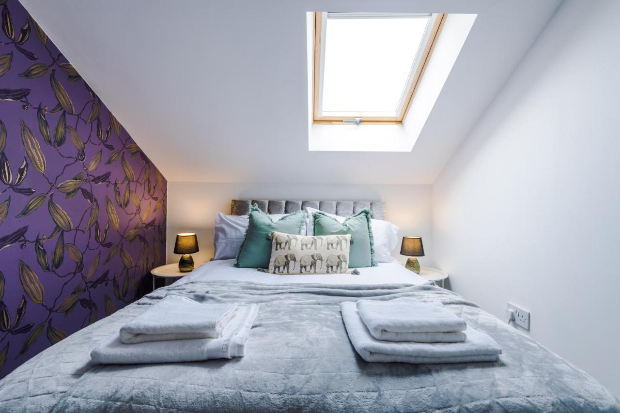 Spacious 4-Bed Home in Manchester with Parking & Wi-Fi - B&B