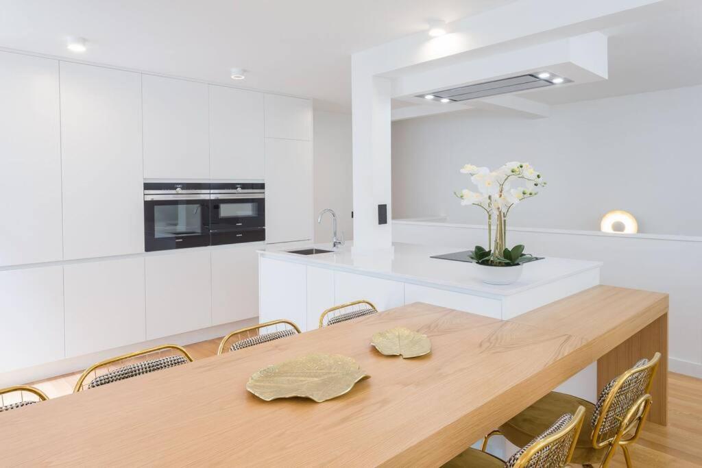 My Veranda - Spacious Loft with 4 Bedrooms and 3 Bathrooms - Near République and Le Marais - Bed and Breakfast Parijs