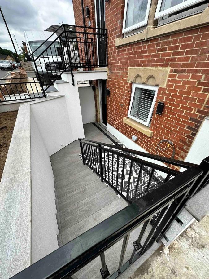 3b Roman View, Beautifully appointed, apartment with 2 en-suite bedrooms in great Roundhay location, Netflix, off street parking & EV charging - Ferienwohnung