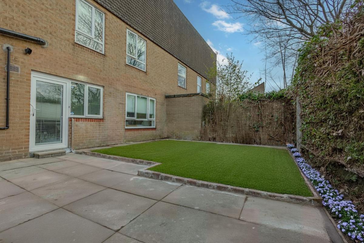 Premium Serviced Accommodation Nottingham, 4 Bedrooms, 5 Beds, 4 Bathrooms, Sleeps 7 - Bed and Breakfast Nottingham