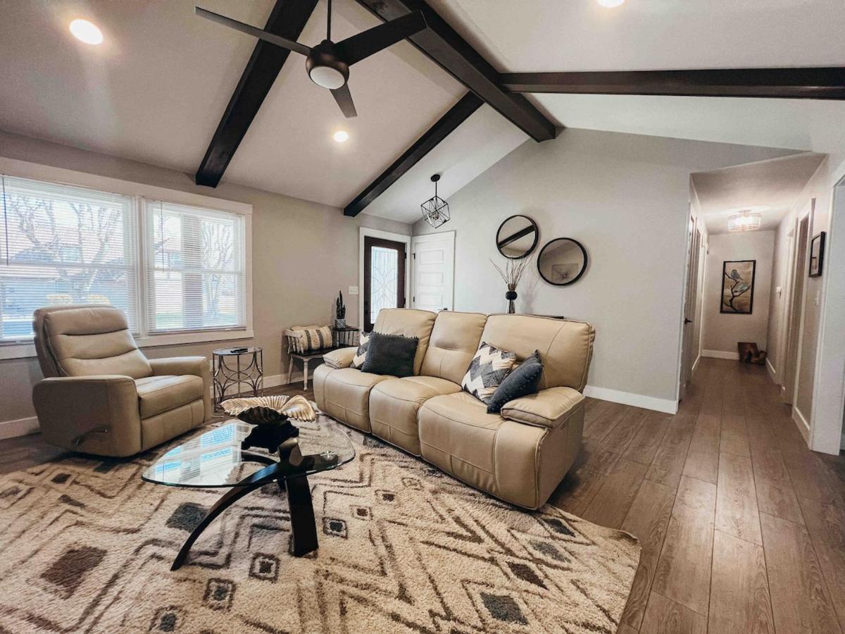 Modern Ranch 3 BDRM, sleeps 6 with HOT TUB - B&B