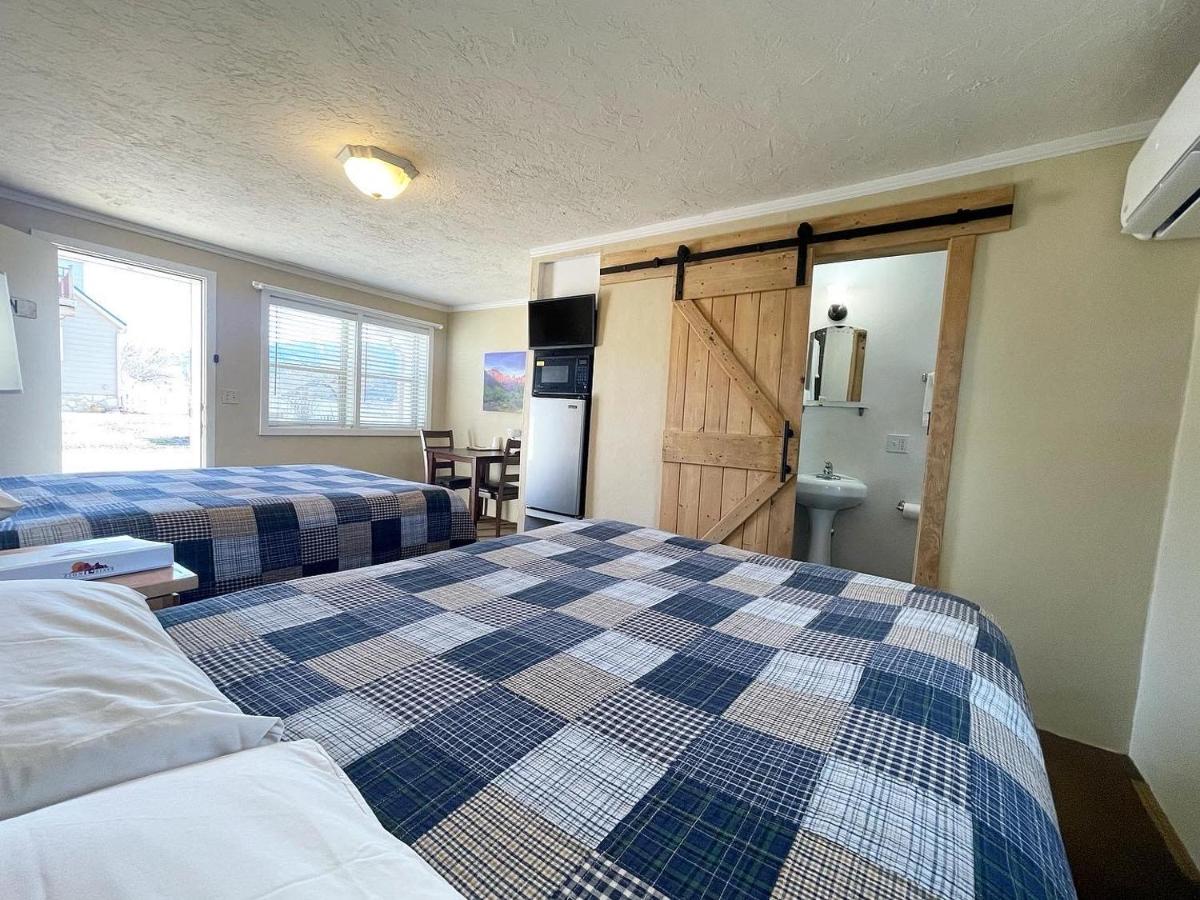 Mt Carmel Motel Room close to Zion National Park - B&B