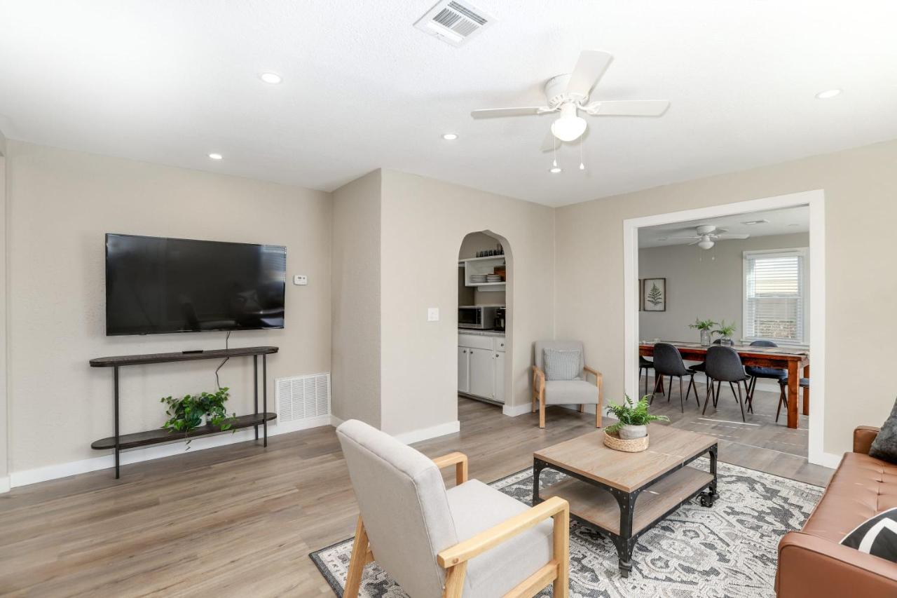 SUPER CUTE 3 BR 1 BA WIFI Smrt TV 2 Living RM - Chambres d’hôtes