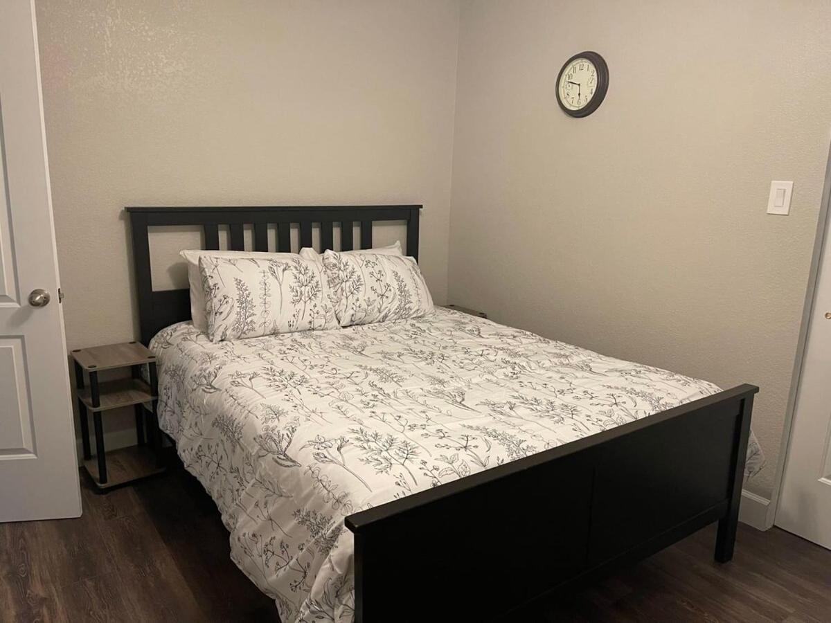 Island in the City - AWESOME 3 BR 2 BA 15 Min from DIA DT Anschutz - B&B Commerce City