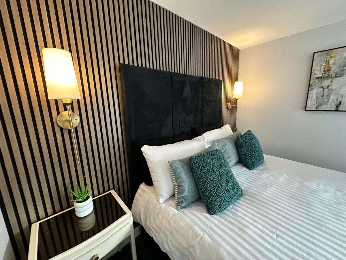Waterside MUFC & Trafford Centre Townhouse 4 BR FREE Parking - B&B