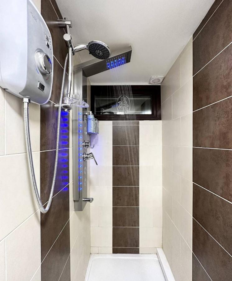 Fabulous Fiery Flat w body shower - Tylorstown - Bed and Breakfast Llwynypia