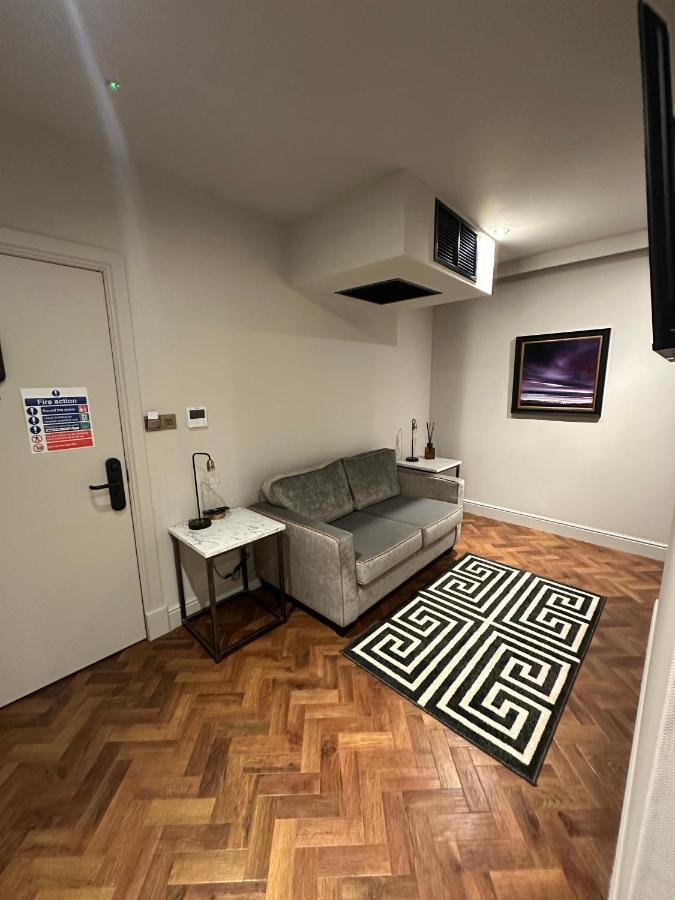 King or Twin Suite (with Bath)