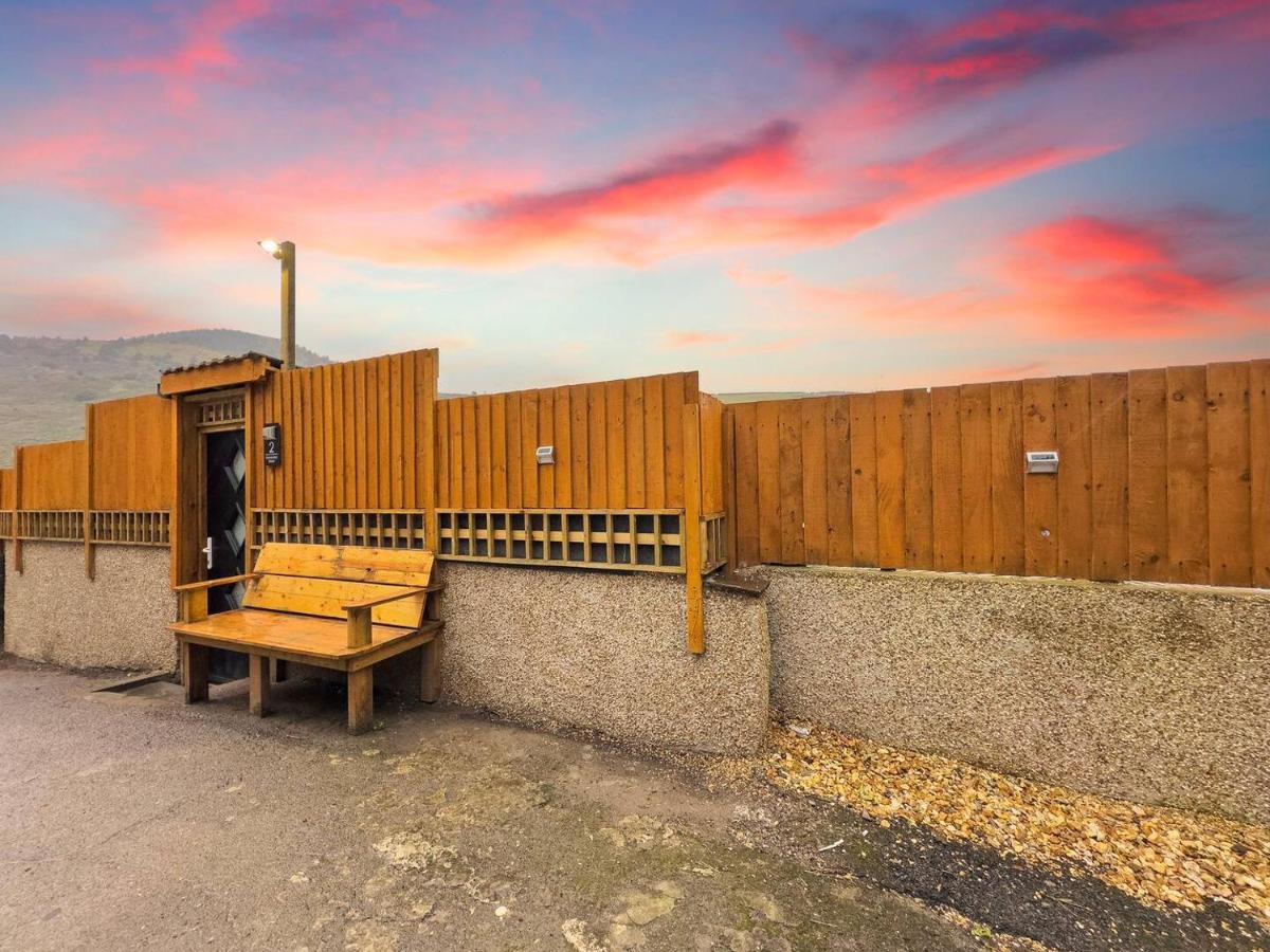 Kinky Kabin w Hot Tub, Sauna and Rooftop Garden - Chambres d'hôtes Llwynypia