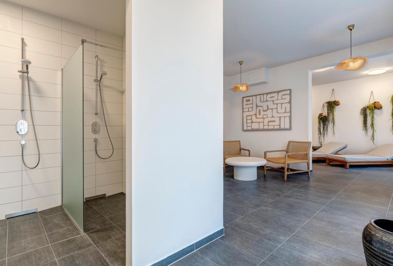 Apartment A6 "Pine Hill Resort" - mit großem Bad & großem überdachtem Balkon, vom Wohn- und Schlafzimmer aus begehbar - Bed and Breakfast Zirchow