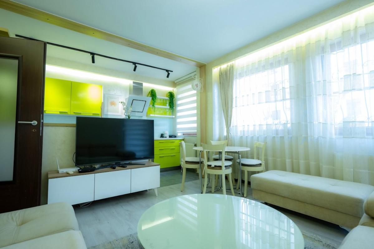Amelia Apartment, with Parking in Prime location - Ferienwohnung Pristina