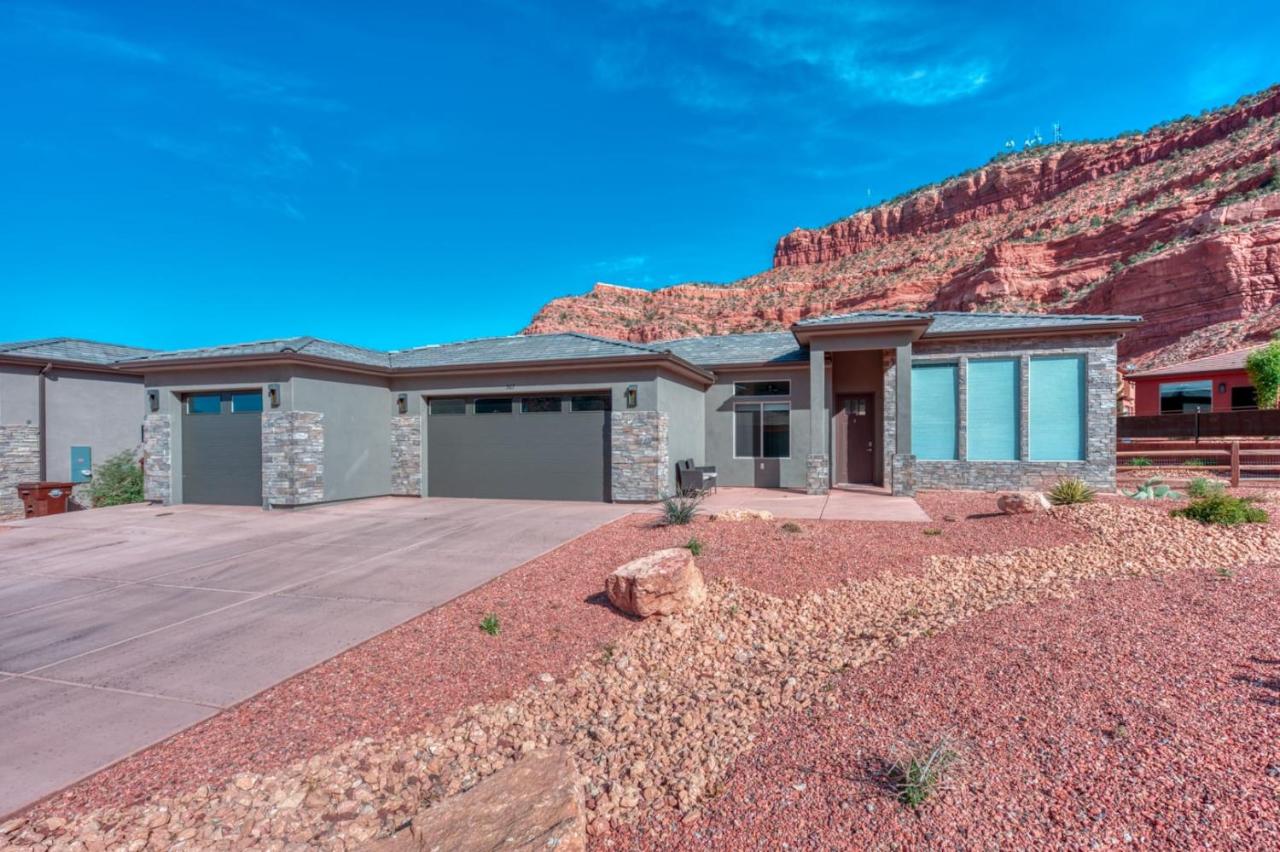 Upscale Family Home in Kanab with Gym Pool Red Rock Views - B&B Kanab