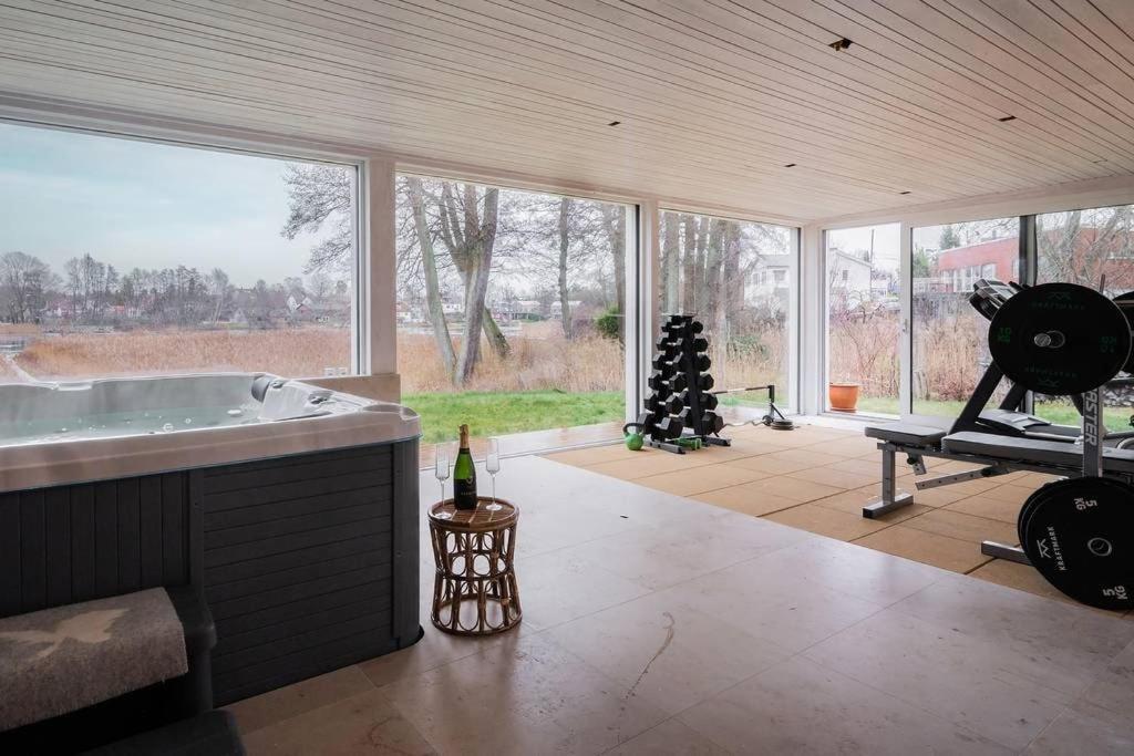 Luxury villa with spa and private lake - Bed and Breakfast