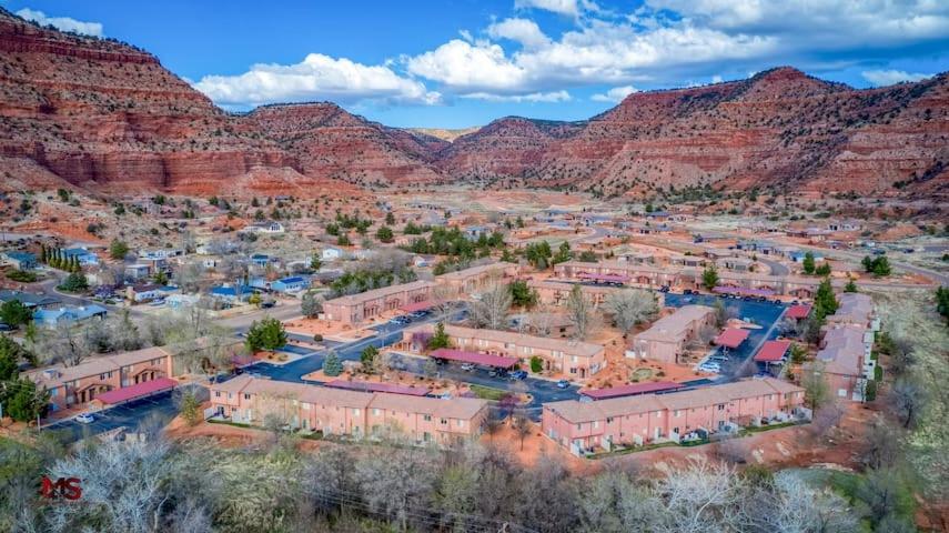 Kanab Family Townhome with Pool and Hot Tub - B&B Kanab