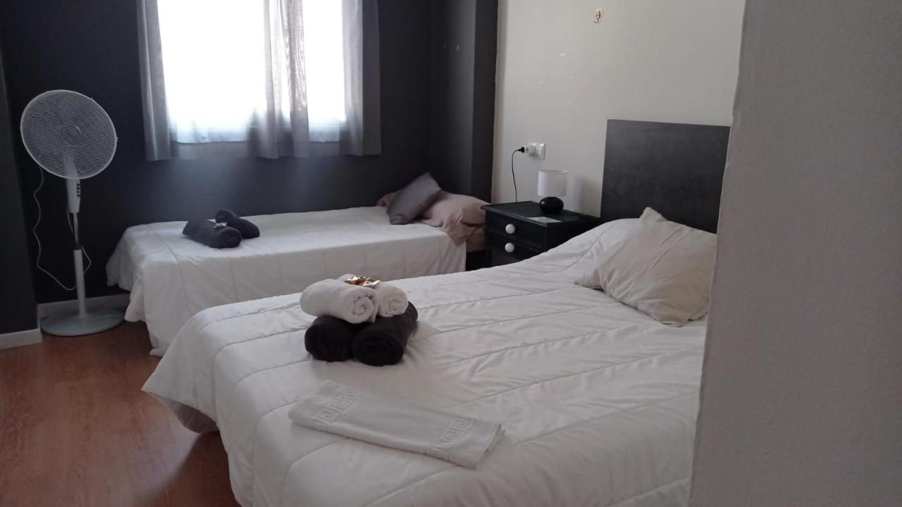 Deze driepersoonskamer heeft een gedeelde badkamer.