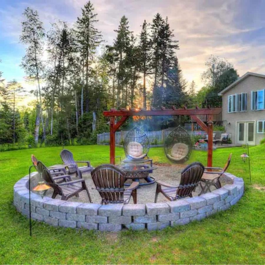 Beautiful Spacious & Well-Stocked Downtown Home - Ferienwohnung Rangeley