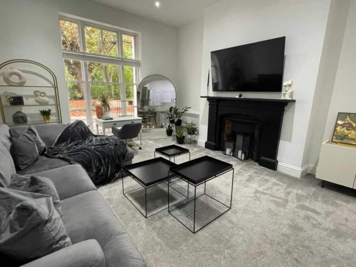 Rare Find! By Sefton Park Off-street Parking - B&B