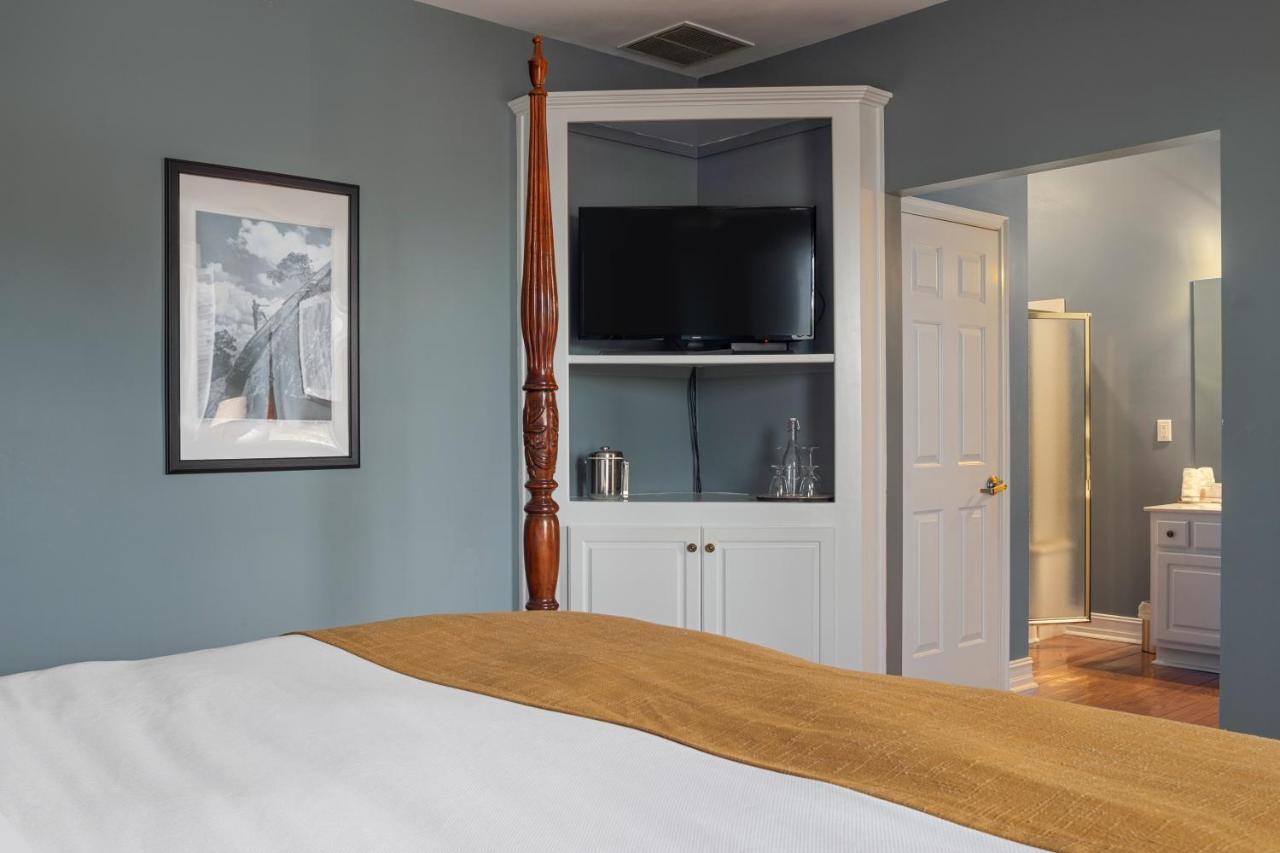 Zimmer mit Kingsize-Bett und Whirlpool