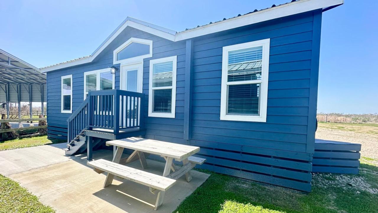 Mins to Beach 2 Bdrm Sleeps up to 6 - New Listing! - B&B