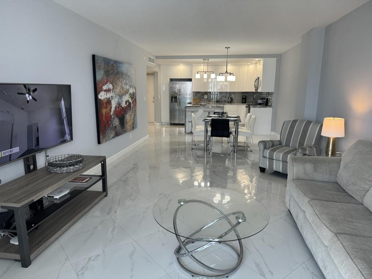 Trendy 1BD Condo 4 Mins to Beach - Bed and Breakfast Sunny Isles Beach