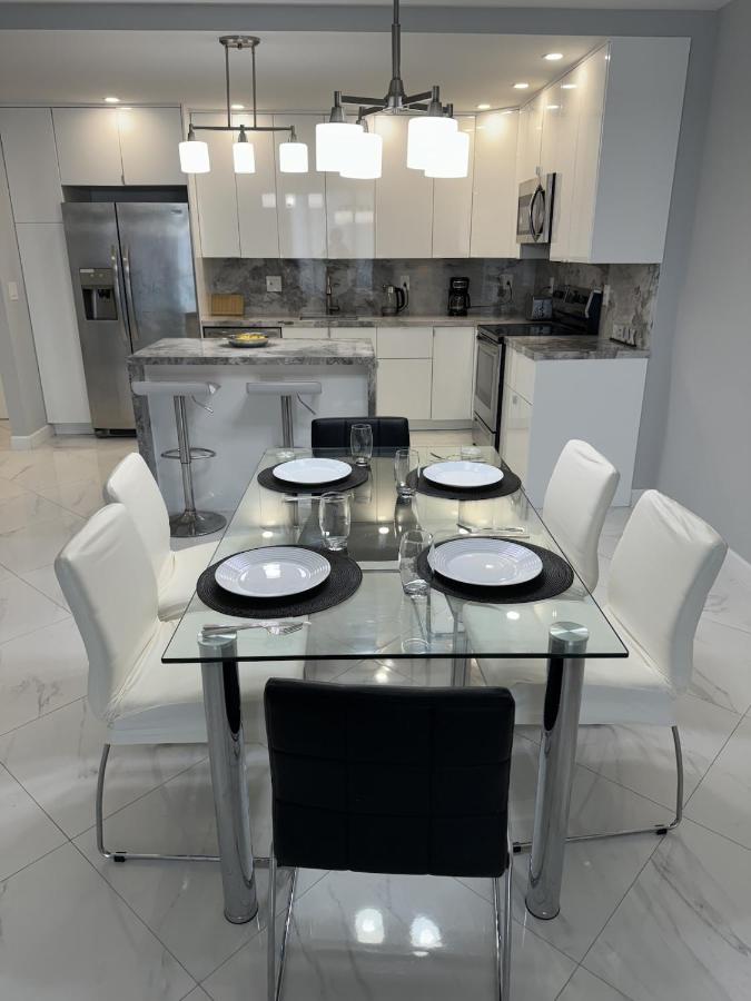 Trendy 1BD Condo 4 Mins to Beach - Bed and Breakfast Sunny Isles Beach