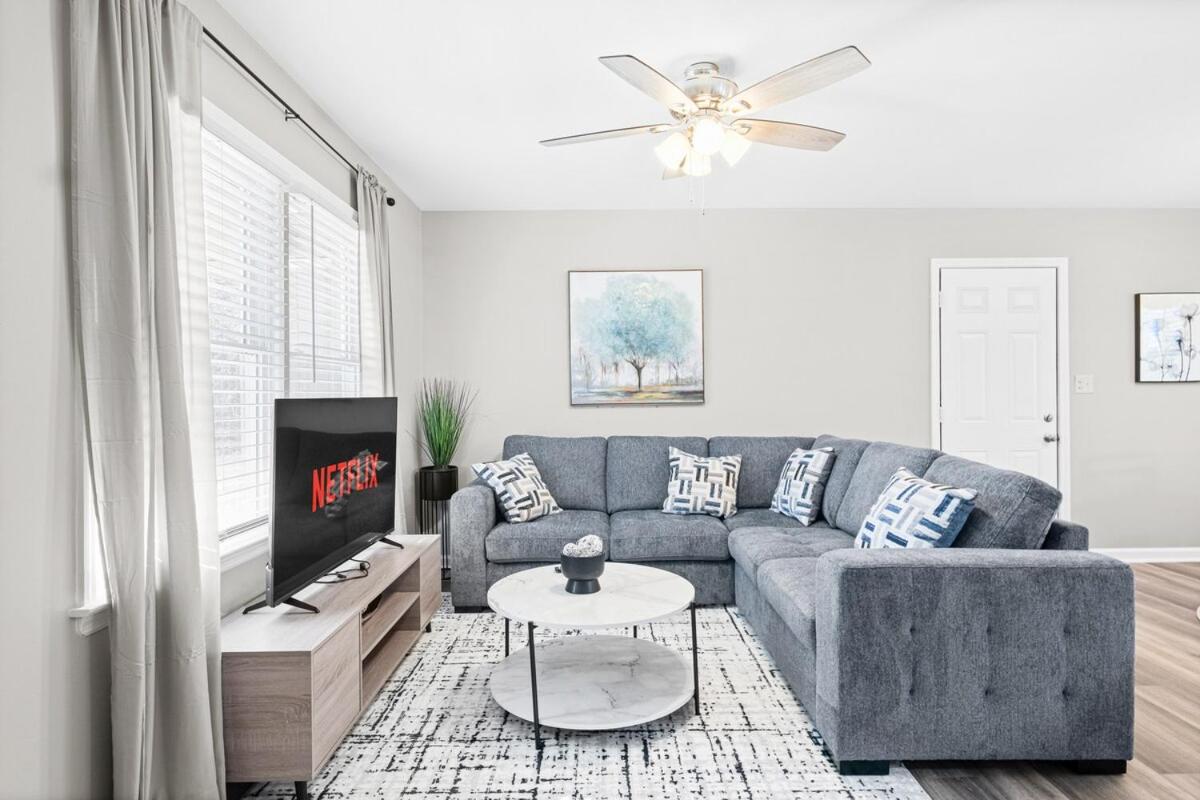 Sleek 3 BR home with self check in Private! - Ferienwohnung