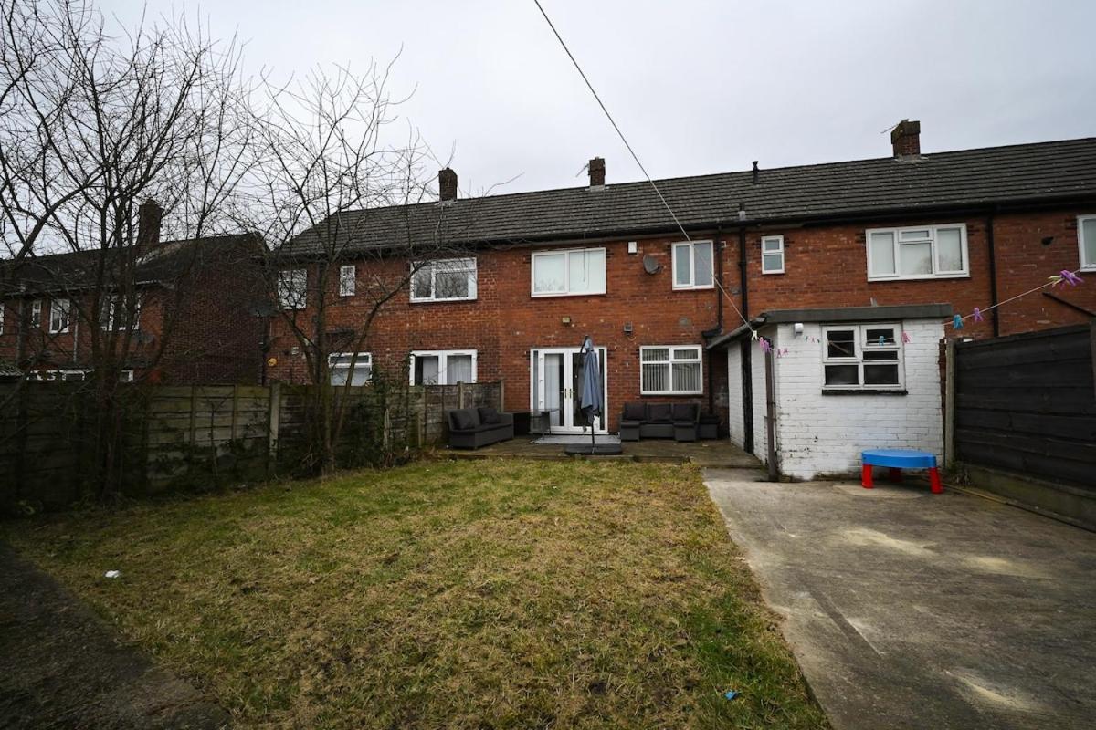 Cosy 2 bed home with jacuzzi bath in Wythenshawe near Manchester Airport - B&B