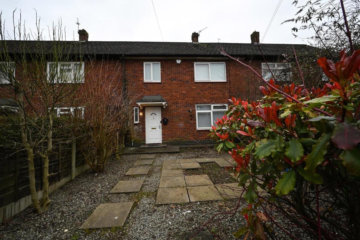 Cosy 2 bed home with jacuzzi bath in Wythenshawe near Manchester Airport - B&B