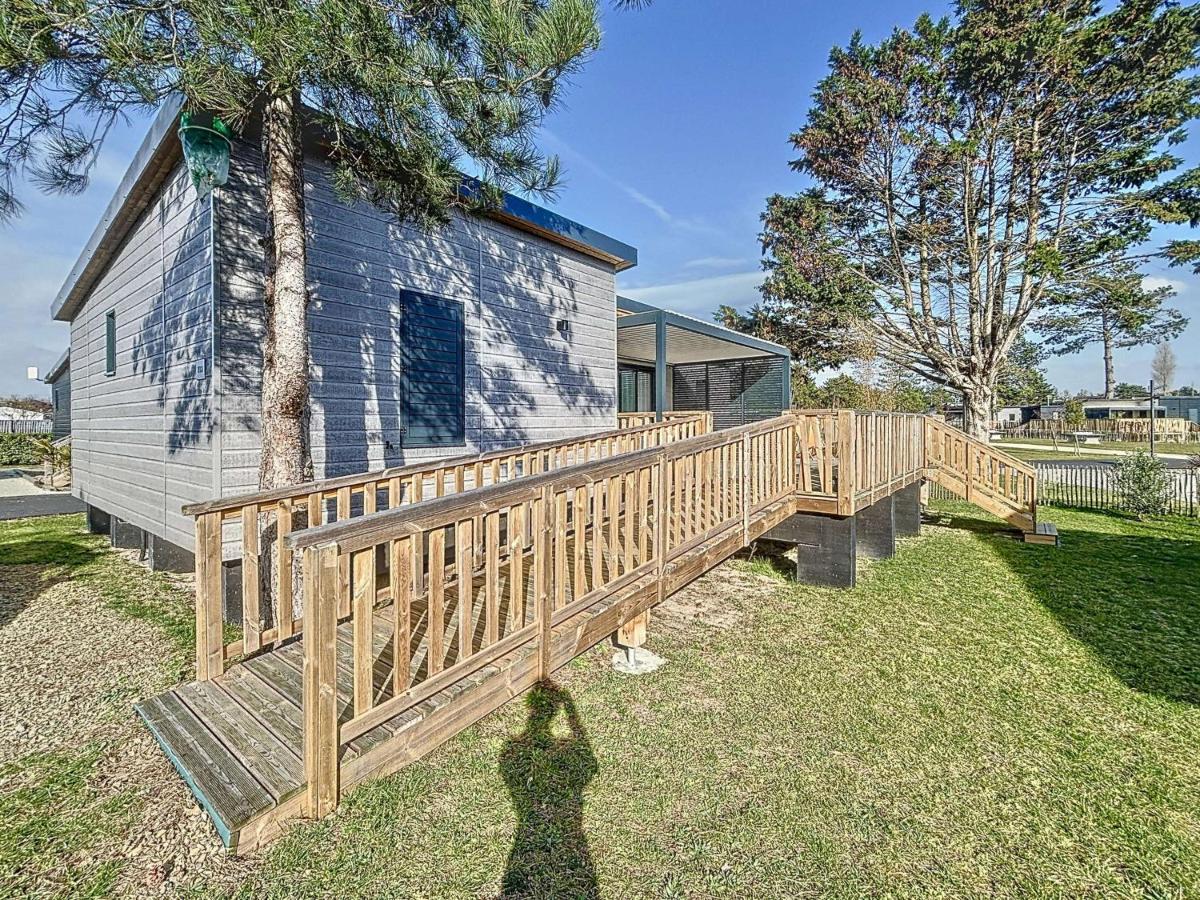 Chalet de standing à Jullouville - 6 couchages, piscine chauffée, proche plage et commerces, Wi-Fi gratuit - FR-1-361-449 - B&B Jullouville