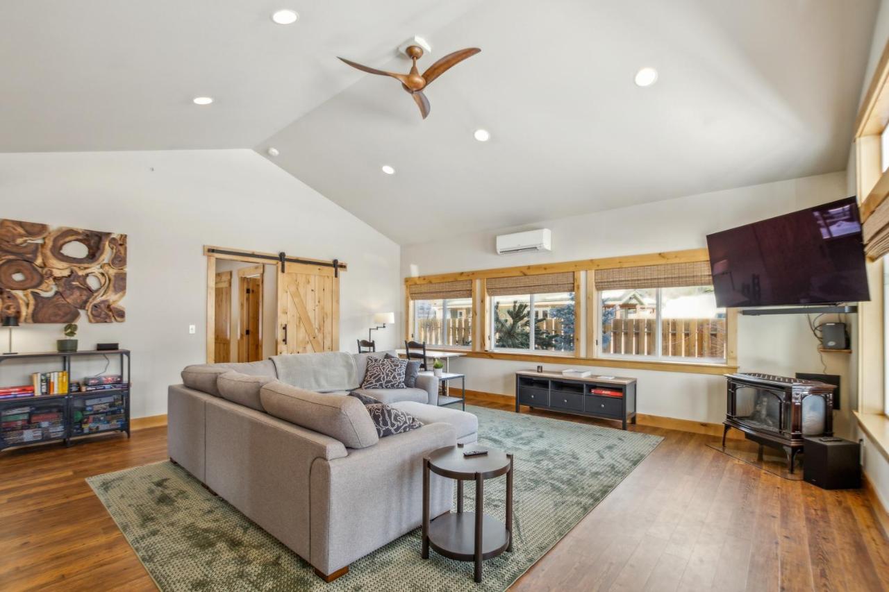 Mountain Retreat with Hot Tub, Game Room and Yard home - B&B Ronald